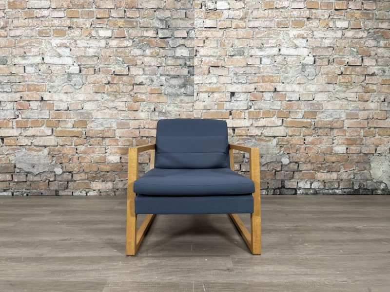 Design-Fauteuil-blauw-hout-TheReSales