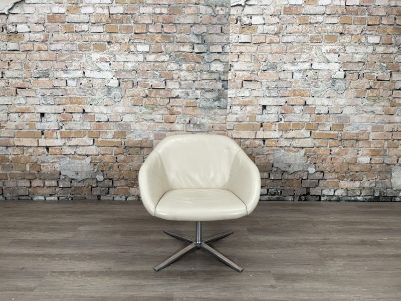 Walter-Knoll-Turtle-Chair-creme-fauteuil-theresaels