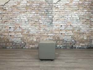 Ahrend-poef-Grijs-theresales