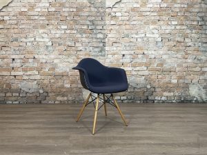 Vitra-Eames-Plastic-Armchair-DAW-stoel-THeReSales