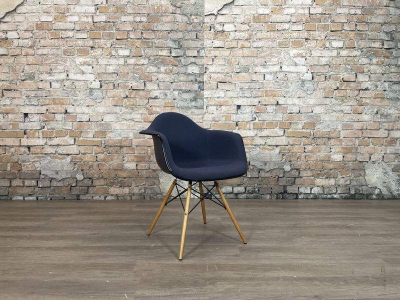 Vitra-Eames-Plastic-Armchair-DAW-stoel-THeReSales