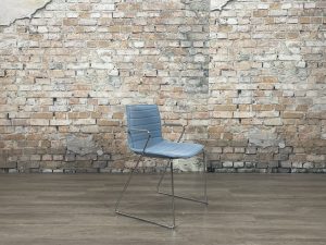 Arper-Catifa-46-blauw-met-armleuning-theresales