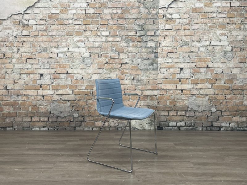 Arper-Catifa-46-blauw-met-armleuning-theresales