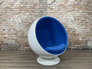 Eero-Aarnio-Originals-ball-chair-felblauw-theresales
