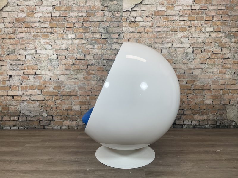 Eero Aarnio Originals Ball Chair felblauw - Afbeelding 4