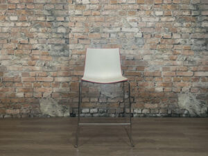 Stoel-Arper-Catifa-46-Bar-Stool-Sled-wit-rood-TheReSales