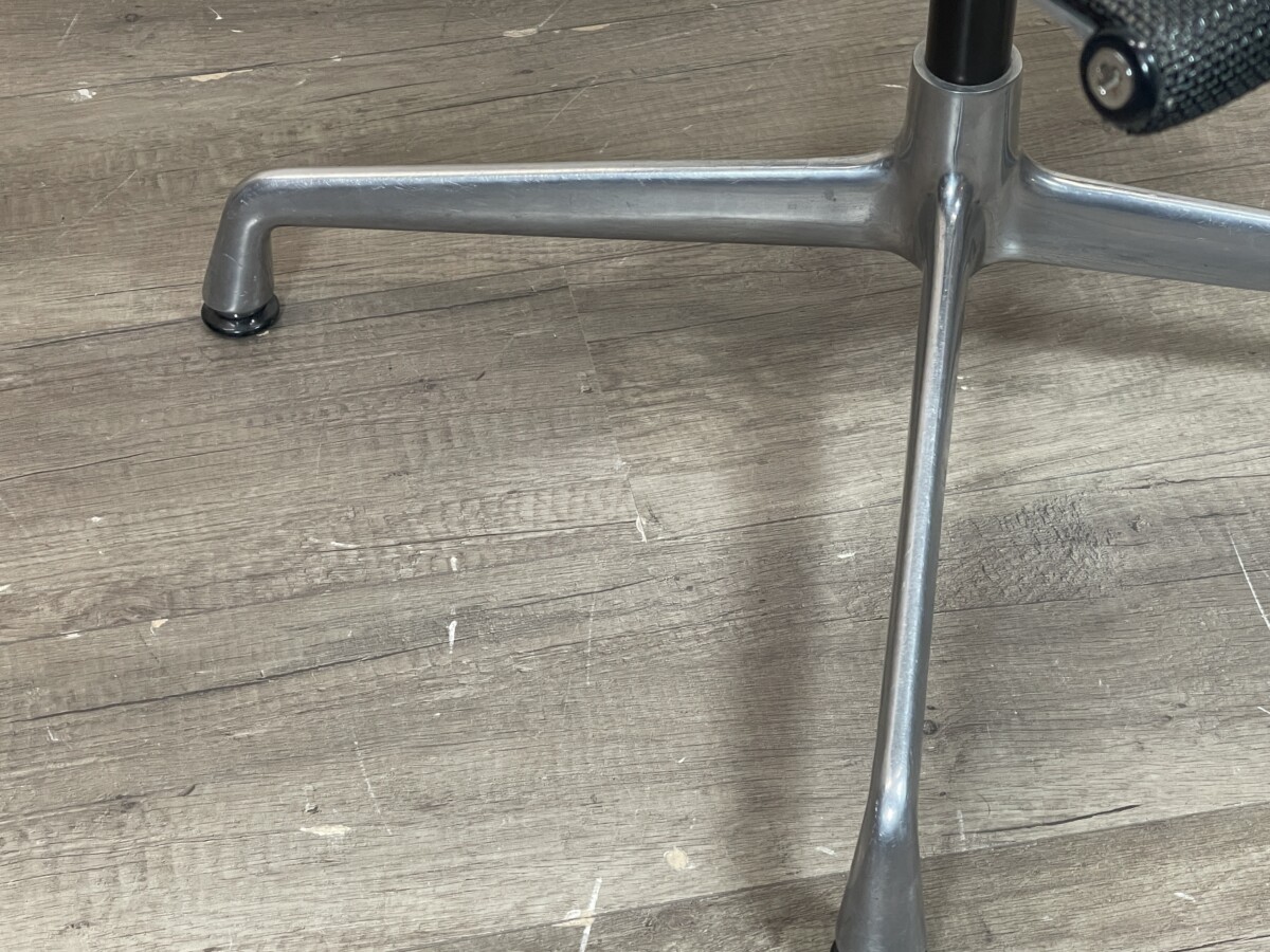 Herman Miller Eames Aluminum Group Side Chair - Afbeelding 15