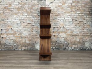 design-houten-schuine-boekenkast-theresales